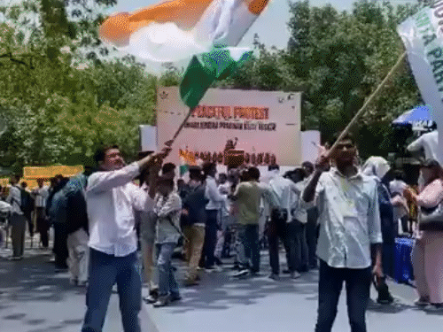 प्रदर्शन में लोग भारत और पार्टी (CJP) का झंडा लहराते दिखे।