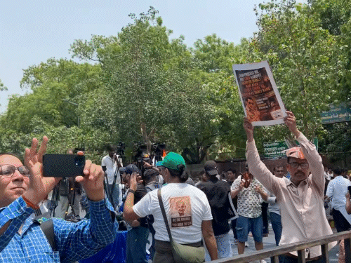 प्रदर्शन में आए लोग CJP के पोस्टर लेकर आए।