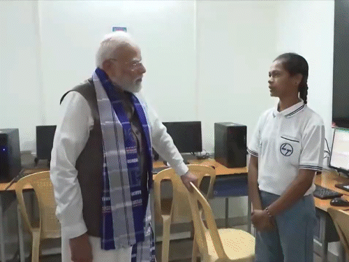 राष्ट्रपति मुर्मू और पीएम मोदी ने पहाड़पुर स्थित स्किल ट्रेनिंग हब का दौरा किया।