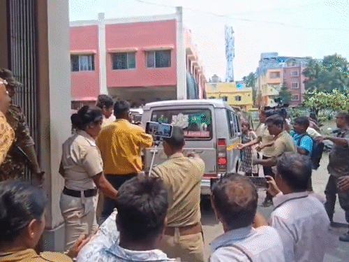 जहांगीर खान की पत्नी सरीना बीबी को डायमंड हार्बर कोर्ट में पेश किया गया।
