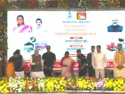 पीएम ने एनर्जी, इंडस्ट्रियल इंफ्रास्ट्रक्चर, सड़क, पानी, हेल्थ, एजुकेशन, टूरिज्म और सिंचाई से जुड़े प्रोजेक्ट्स लॉन्च किए।