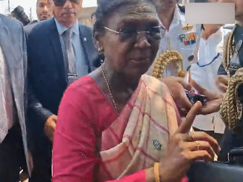 राष्ट्रपति द्रौपदी मुर्मू शनिवार सुबह मयूरभंज जिले के पहाड़पुर गांव पहुंचीं।