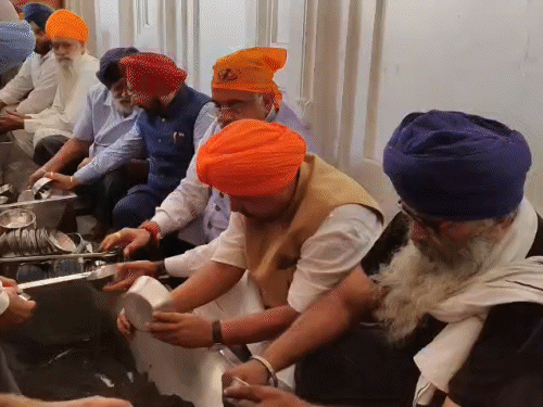 गोल्डन टेंपल पहुंचे नितिन नबीन बर्तन धोकर सेवा करते हुए।
