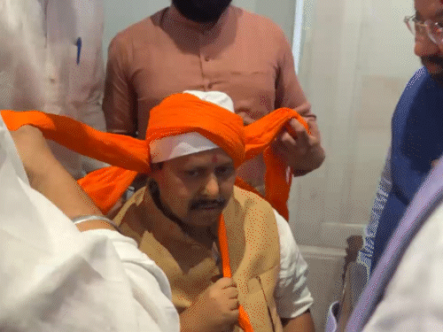 गोल्डन टेंपल पहुंचते ही भाजपा अध्यक्ष ने सबसे पहले केसरी पगड़ी बंधवाई।