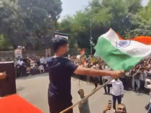 CJP के फाउंडर अभिजीत दीपके स्टेज पर तिरंगा लहराते दिखे।