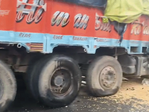 गुस्साई ग्रामीणों ने ट्रक में आग लगा दी।