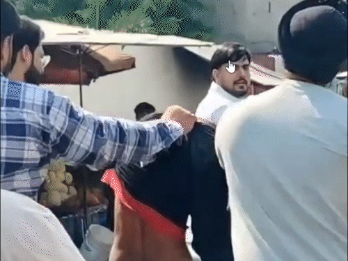 फायरिंग करने वाले युवक को लोगों ने पकड़ लिया और उसकी जमकर पिटाई की।