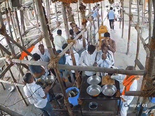 30-40 लोगों के दबे होने की आशंका; परभणी के मंदिर में शनिवार के कारण भीड़ थी|देश,National - Dainik Bhaskar