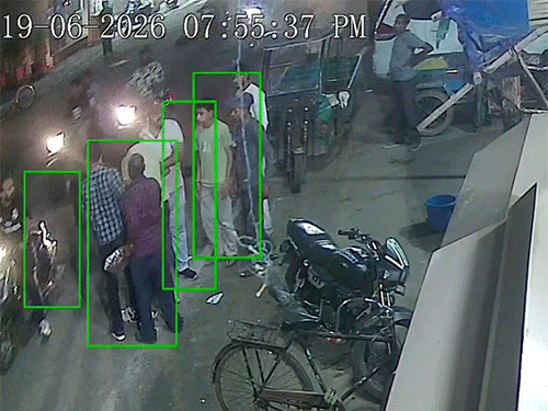 हादसे के बाद घायलों को उठाते स्थानीय लोग।