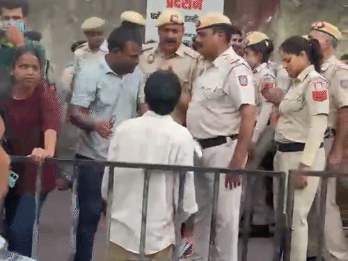 दिल्ली पुलिस प्रदर्शनकारियों को जाने के लिए कह रही है। थाली बजा रहे लोगों से थाली भी ले रही है।