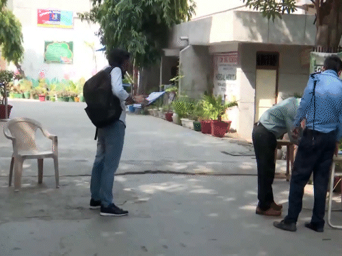 NEET री-एग्जाम आज: पहली बार एयरफोर्स ने सेंटर तक पेपर पहुंचाए, 2 लाख सुरक्षाकर्मी तैनात; 22 लाख से ज्यादा छात्र शामिल होंगे दिल्ली में शनिवार को सेंटर्स के बाहर अधिकारियों ने मॉक ड्रिल का जायजा लिया।