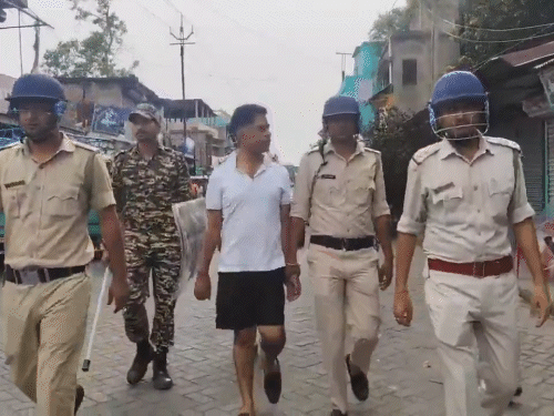 11 জুন: কুচকাওয়াজের সময় জাহাঙ্গীরকে হাফ প্যান্টে দেখা যায়। তার হাতে হাতকড়া ছিল।