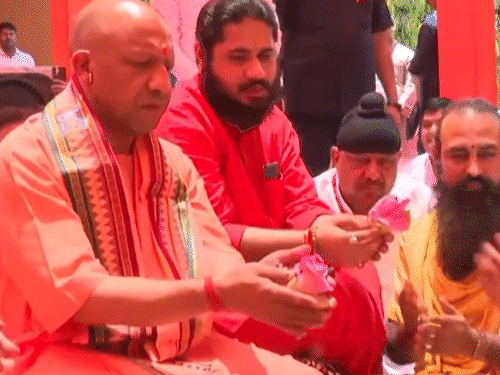 सीएम योगी ने तुवन मंदिर में दर्शन और पूजा-पाठ किया।