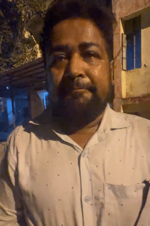 पकड़े जाने के बाद पैर पकड़कर माफी मांगते दिखा युवक।