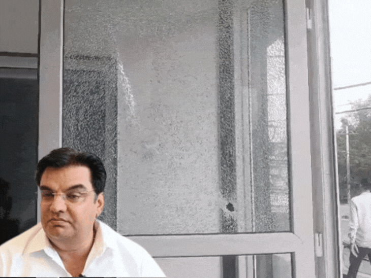 शुक्रवार को विधायक बलराम दांगी के कार्यालय के दरवाजे और शीशों पर फायरिंग हुई। फोटो में गोलियों के निशान दिख रहे हैं। इनसेट में विधायक की फोटो।