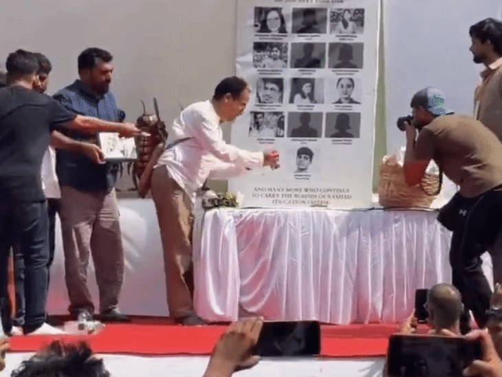 सोशल एक्टिविस्ट सोनम वांगचुक भी जंतर-मंतर पर प्रदर्शन में पहुंचे। उन्होंने सुसाइड करने वाले स्टूडेंट्स को श्रद्धांजलि दी।