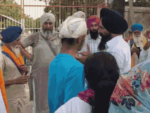 अटारी बॉर्डर पर 10 जून को पाकिस्तान में प्रवेश करने का इंतजार करते हरियाणा के सिख श्रद्धालु।