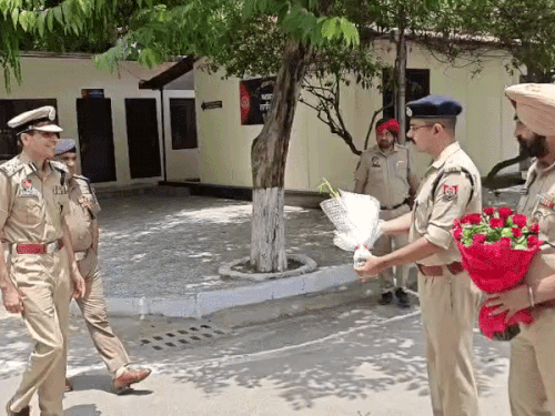नए पुलिस कमिश्नर सतिंदर सिंह को गुलदस्ता भेंट किया गया।