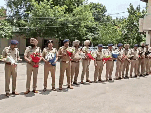 पुलिस कमिश्नर के स्वागत को खड़े अधिकारी।