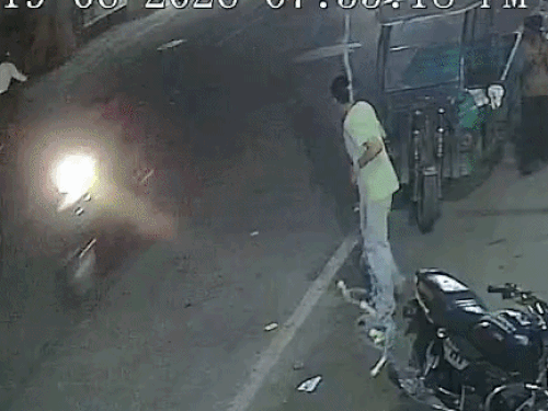 बाइक सवार को टक्कर मारती हुई कार सीसीटीवी में कैद। - Dainik Bhaskar
