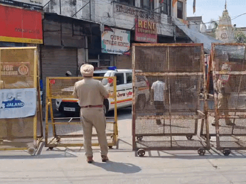 पुलिस ने सुरक्षा-व्यवस्था कड़ी कर दी है।