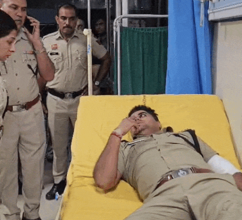 घायल सब इंस्पेक्टर को सरकारी अस्पताल में भर्ती कराया गया है। मामले की जानकारी लेतीं DCP धारणा यादव।
