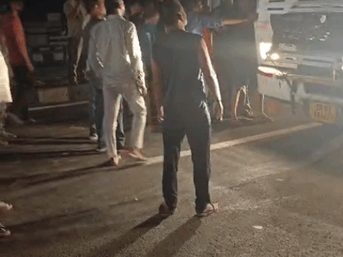हाईवे जाम करते स्थानीय लोग