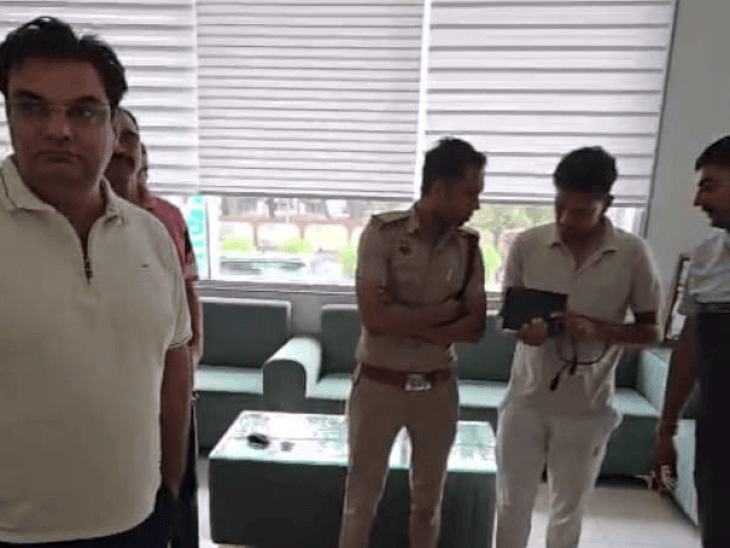 विधायक से मामले की जानकारी लेते पुलिसकर्मी।