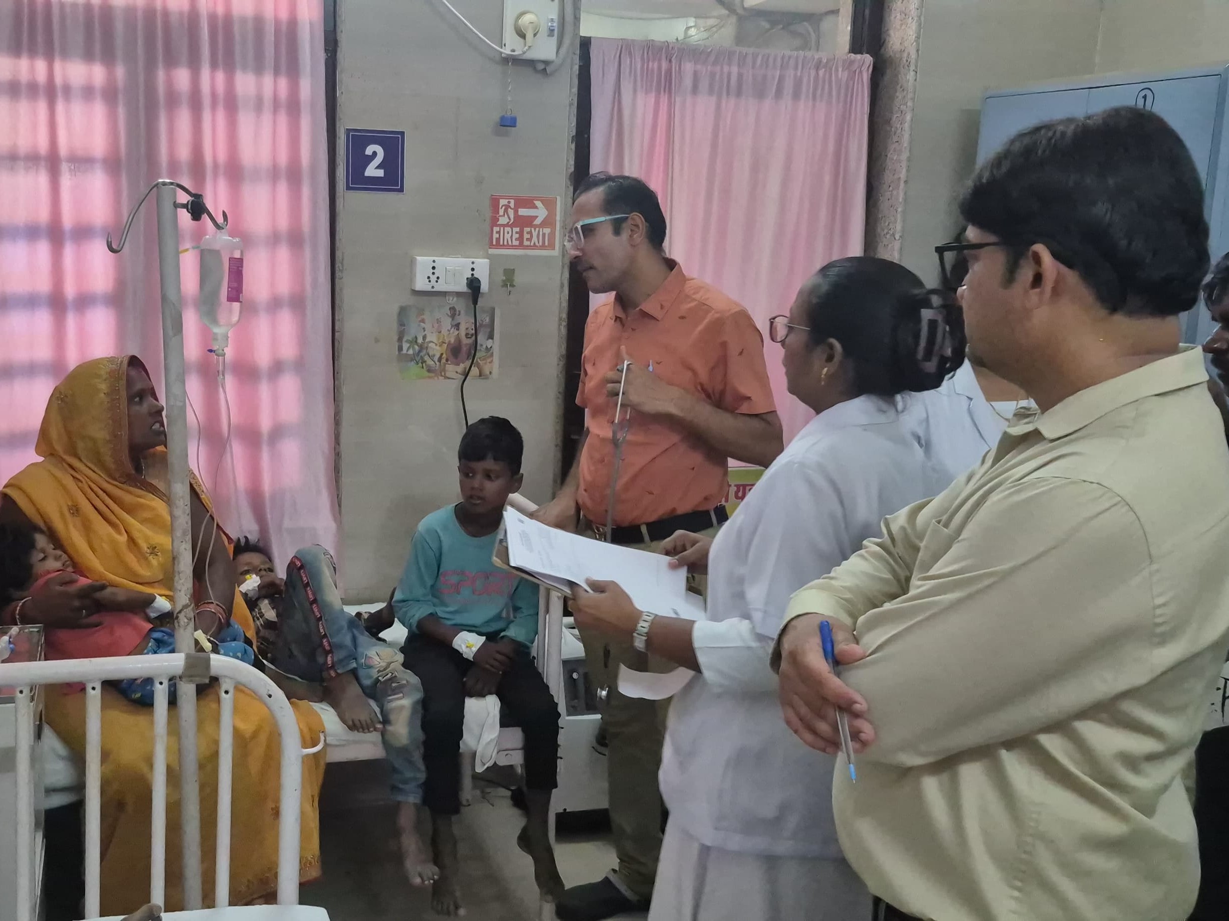 तीन बच्चों और उनकी मां को इलाज के लिए भर्ती कराया गया है.