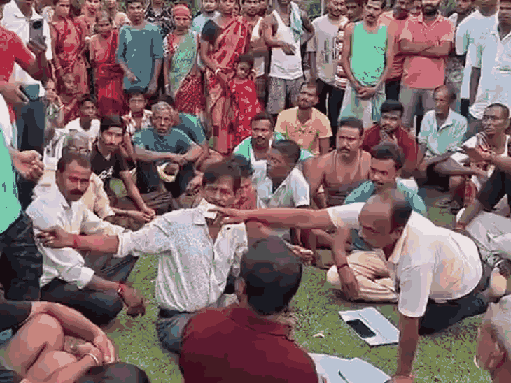 গ্রামবাসীদের কাছ থেকে নেওয়া টাকা ফেরত দিয়েছেন কোচবিহারের পাচগড় গ্রাম পঞ্চায়েতের বুথ সভাপতি তপন দে।