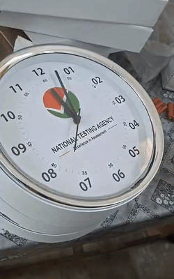 पहली बार NTA ने सभी कक्ष के लिए इस तरह की घड़ी केंद्रों पर भेजी है।