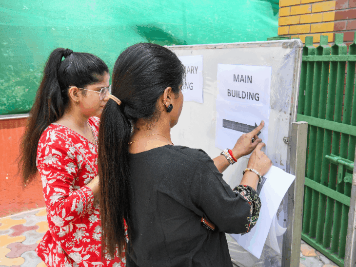 एग्जाम से एक दिन पहले शनिवार को देशभर में मॉकड्रिल की। एयरफोर्स के हेलिकॉप्टर से पेपर सेंटर्स तक पहुंच गए। - Dainik Bhaskar