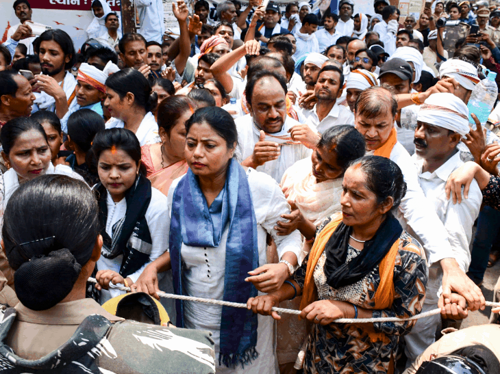 NEET री-एग्जाम आज: पहली बार एयरफोर्स ने सेंटर तक पेपर पहुंचाए, 2 लाख सुरक्षाकर्मी तैनात; 22 लाख से ज्यादा छात्र शामिल होंगे NEET पेपर लीक के विरोध में देश के कई शहरों में प्रदर्शन हुए। दावा है कि पेपर लीक के बाद से 14 छात्र सुसाइड कर चुके हैं।