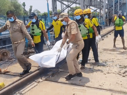 एसडीआरएफ ने शवों को ऋषिकेश पुलिस को सौंप दिया है।