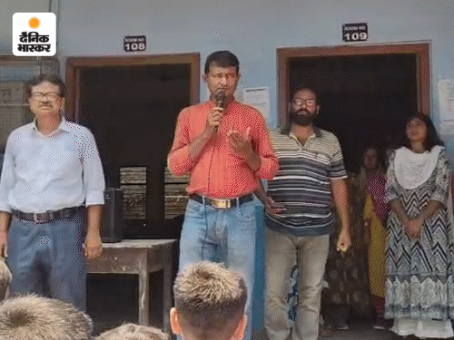 देवकुंडा हाई मदरसा के प्रिंसिपल मोहम्मद खसरु अहमद प्रार्थना के दौरान बच्चों को वंदे मातरम् गाने के बारे में बताते हुए।