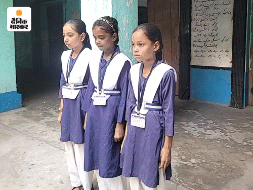 रहमानिया हायर सेकेंडरी स्कूल में बच्चे वंदे मातरम् गाने की प्रैक्टिस कर रहे हैं। प्रार्थना के वक्त टीचर रोज उन्हें मोबाइल पर ये गीत सुनाते हैं।