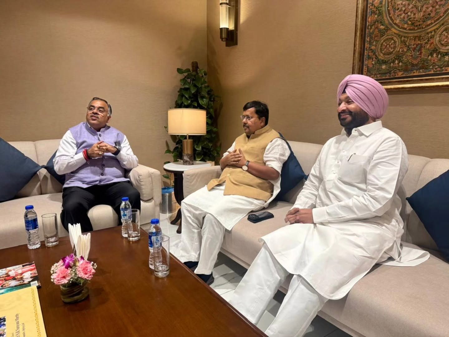 पंजाब दौरे से पहले नई दिल्ली में भाजपा के राष्ट्रीय अध्यक्ष नितिन नबीन ने केंद्रीय राज्य मंत्री रवनीत सिंह बिट्टू और राष्ट्रीय महासचिव तरूण चुग के साथ औपचारिक बैठक की।