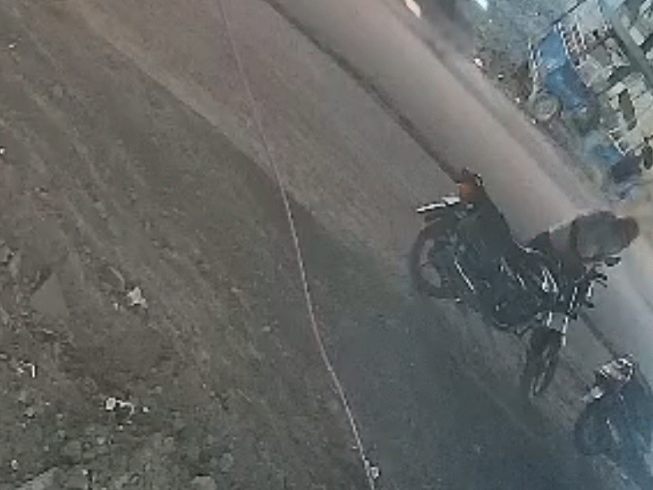 बाइक का लॉक तोड़ते चोर।