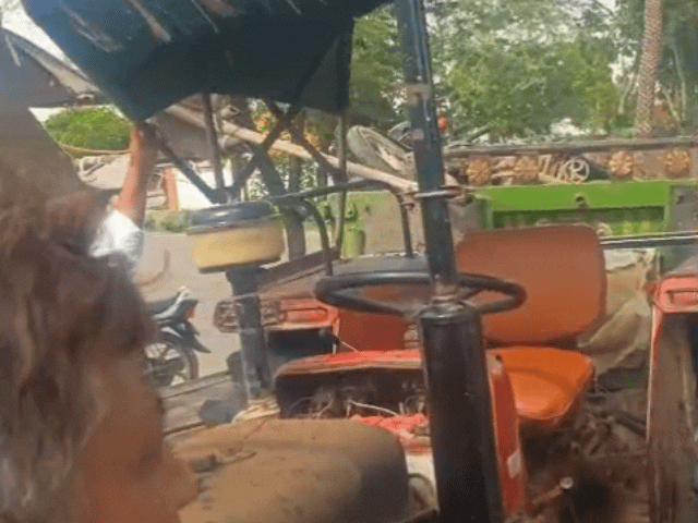 ड्राइवर ट्रैक्टर ट्रॉली छोड़कर भागा।