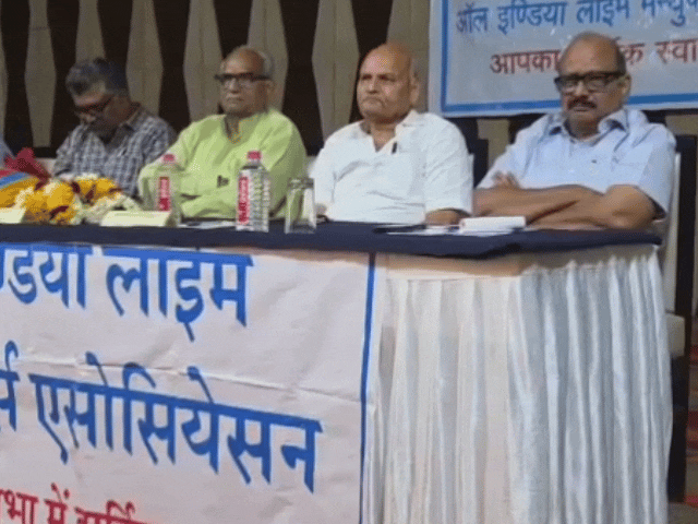 बैठक में मौजूद एसोसिएश के पदाधिकारी।