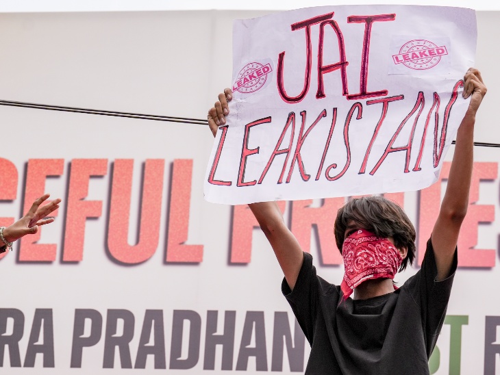 नीट पेपर लीक के विरोध में एक प्रदर्शनकारी ‘जय लीकेस्तान’ का पोस्टर लेकर पहुंचा।