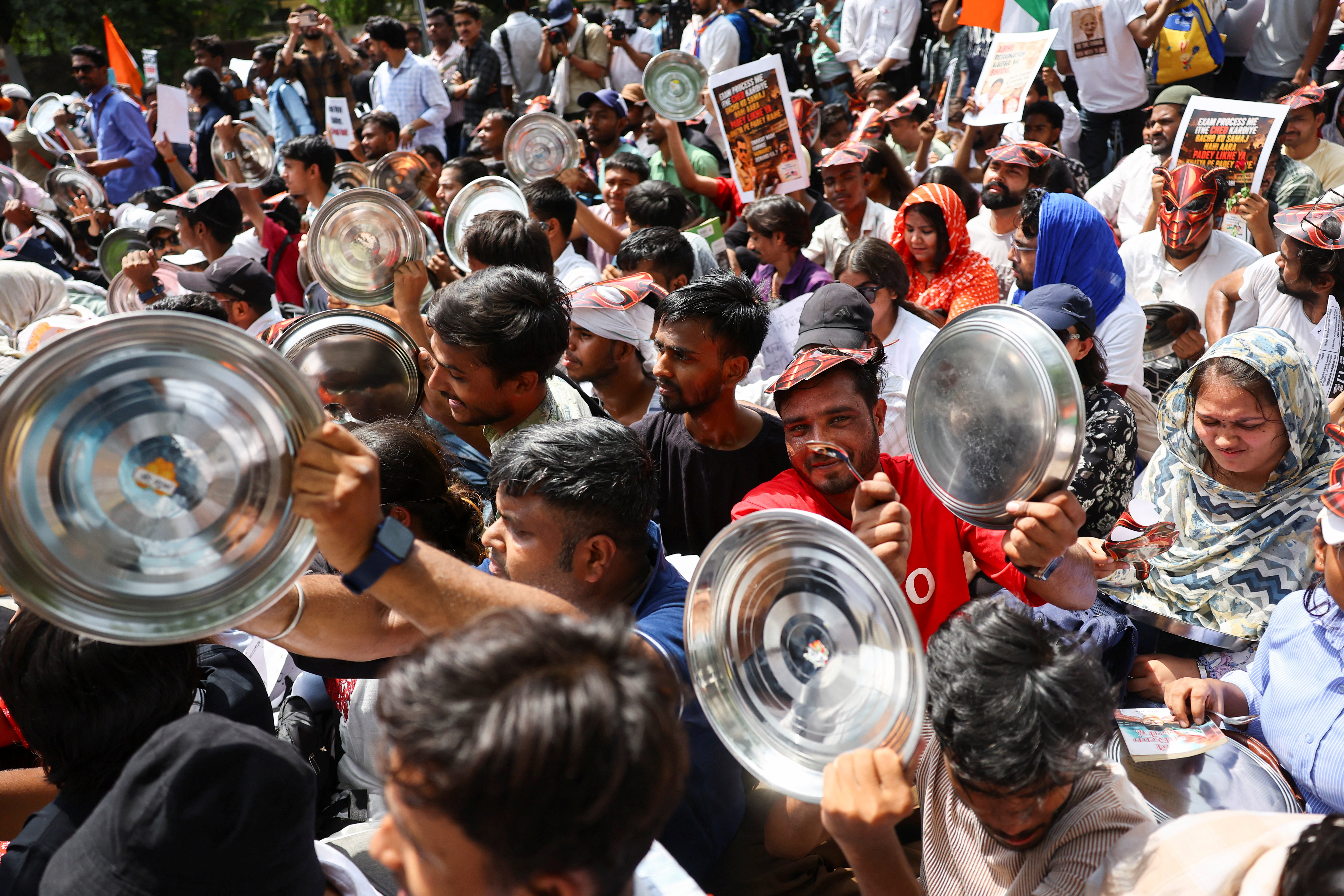 प्रदर्शन में पहुंचे युवाओं ने थाली बजाकर शिक्षा मंत्री धर्मेंद्र प्रधान के इस्तीफे की मांग की।
