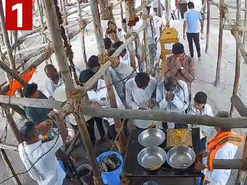 मनवत तालुका में बने मारुति मंदिर में शनिवार के कारण भीड़ ज्यादा थी, लोग दर्शन और पूजा कर रहे थे।