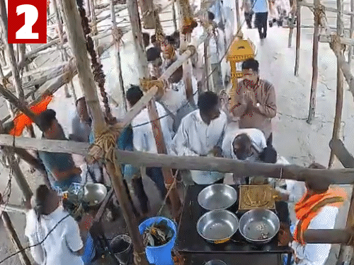 दोपहर 3 बजे प्रसाद ले रहे लोगों पर मंदिर के ठीक सामने बन रहा सभा मंडप अचानक भरभराकर गिर पड़ा।