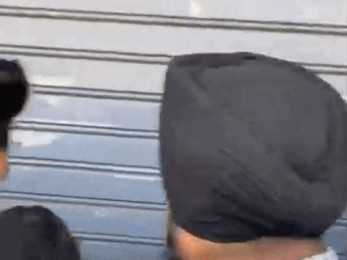 चावला मोबाइल पांइट के बाहर गोली चलने के बाद जमा लोग और पहुंची पुलिस। - Dainik Bhaskar