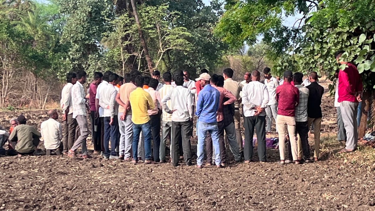 ग्रामीणों की लगी भीड़।