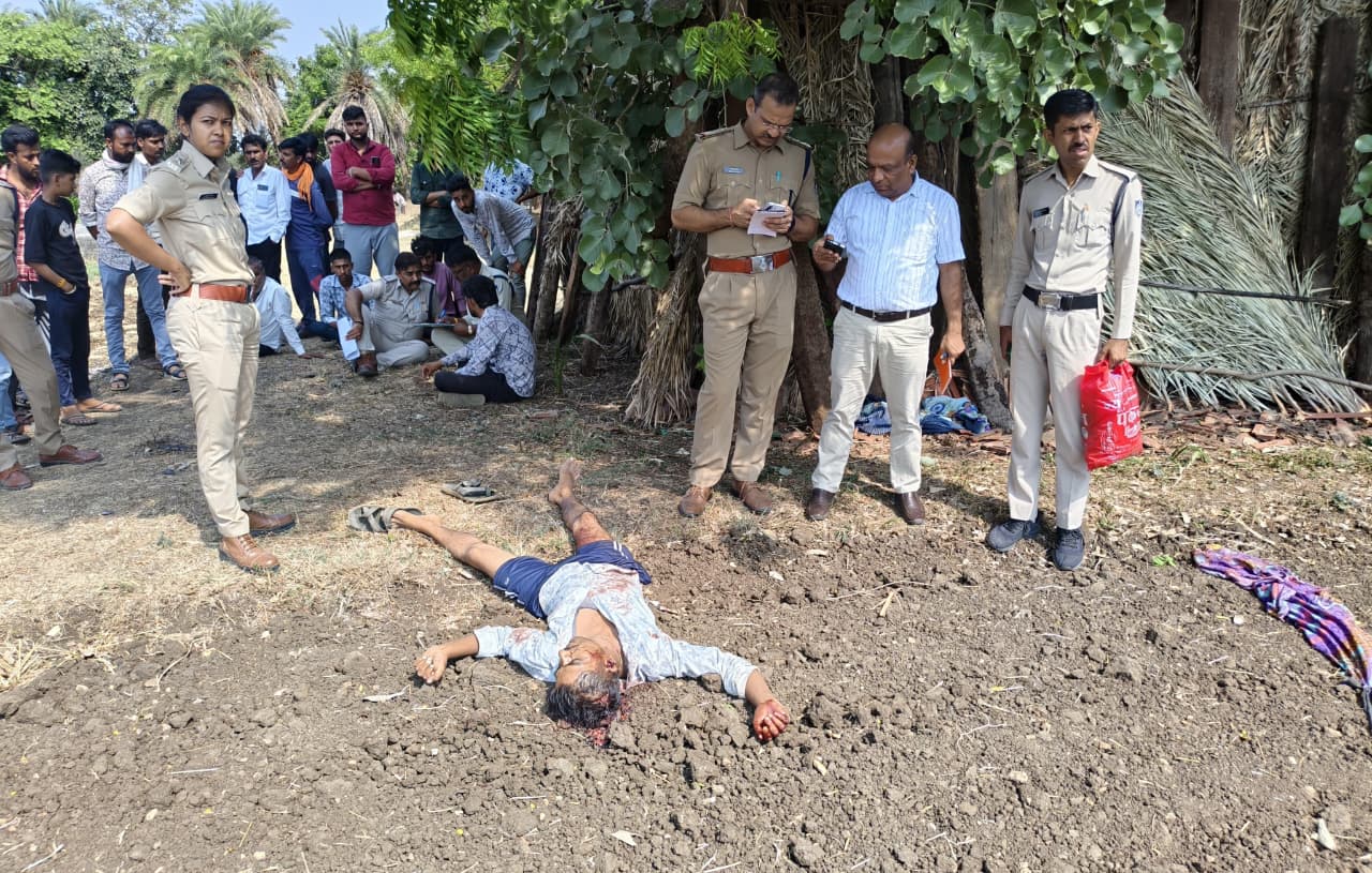 मौके पर रतलाम से एफएसएल अधिकारी डॉ अतुल मित्तल, आलोट एसडीओपी पल्लवी गौर भी पहुंचीं।