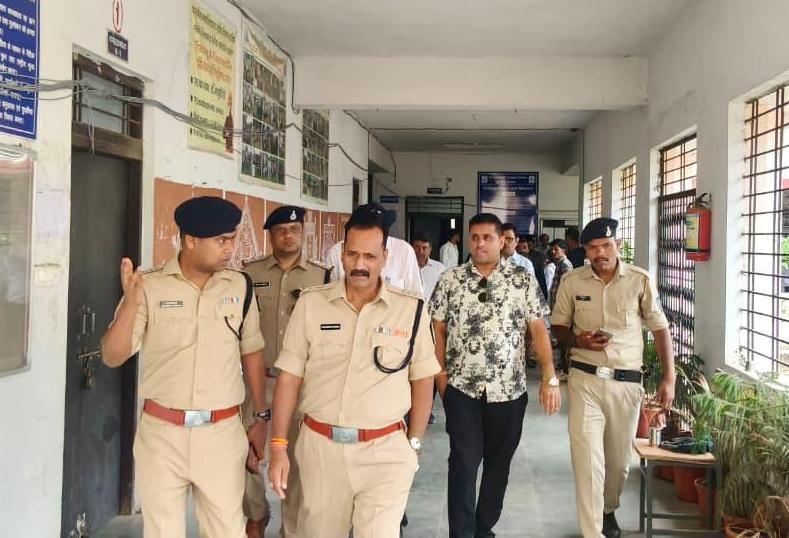 इंदौर में एसपी ने नीट को लेकर केंद्रों व तैयारियों का जायजा लिया।