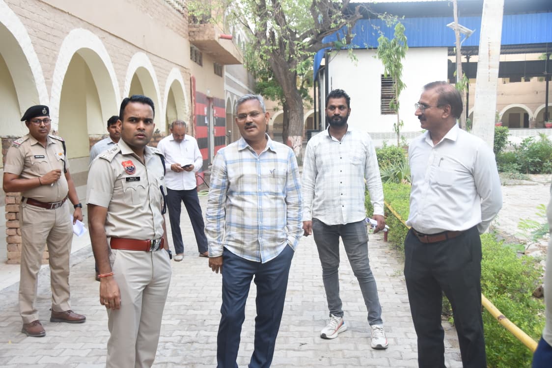 हिसार में नीट परीक्षा को लेकर परीक्षा केंद्रों का दौरा करते डीसी व एसपी।