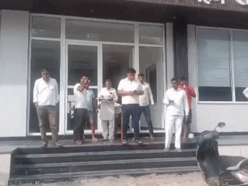 महम के कांग्रेस विधायक के कार्यालय पर फायरिंग के बाद मौके पर पहुंचे विधायक बलराम दांगी।